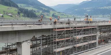 Brückensanierung im Aaretal mit Gerüst, Betonarbeiten und abgesperrter Fahrbahn